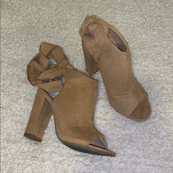 Tan heels - Picture 2 of 3